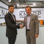 Steffen Vondran, CEO de Diesel Technic AG et Heimo Robosch, Executive Vice President de KNAPP AG ont scellé le contrat sur le salon CeMAT à Hanovre.