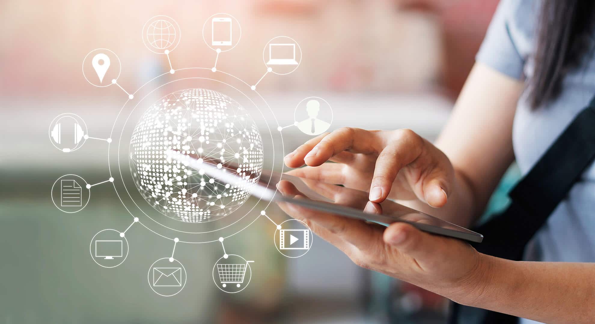 Een persoon die een tablet gebruikt, met daarboven een digitale wereldbol en netwerkpictogrammen zoals e-mail, winkelwagentje en wolk, die wereldwijde digitale connectiviteit en technologie symboliseren.