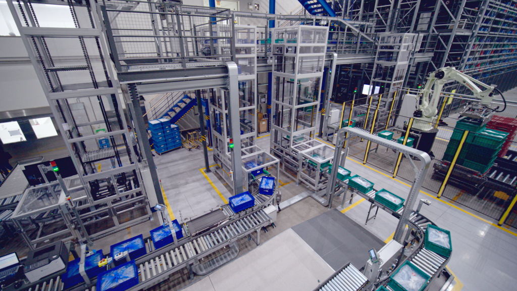 Een modern magazijn met transportbanden, geautomatiseerde machines en sorteerrobots die blauwe en groene pakketten verwerken in een georganiseerde, hightech faciliteit.