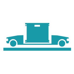 Een groenblauw pictogram van een auto in tweeën gedeeld met een grote doos of container in het midden, alles op een plat platform, symboliseert voertuigtransport of vrachtvervoer.